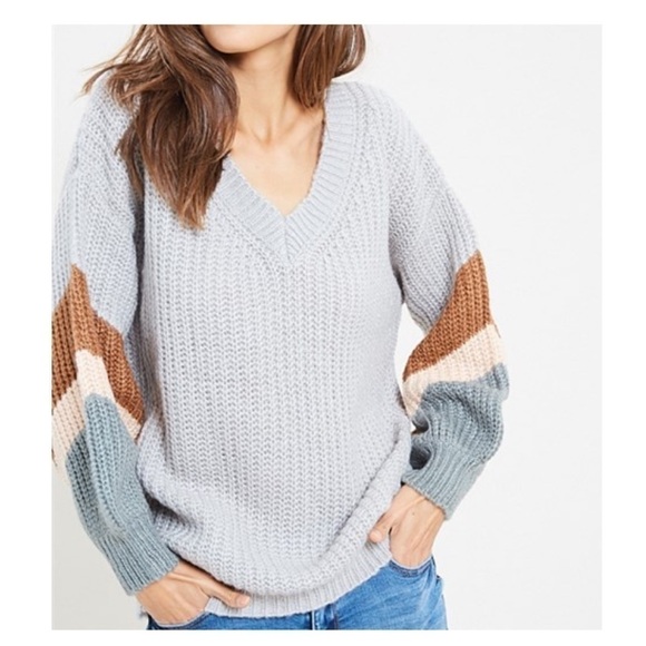 Color Block Sleeved V-Neck Sweater - Picture 5 of 5